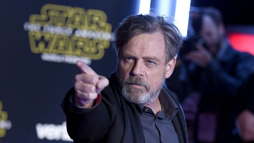 Copertina di Star Wars 8: un assaggio della opening crawl e la reazione di Mark Hamill al titolo del film