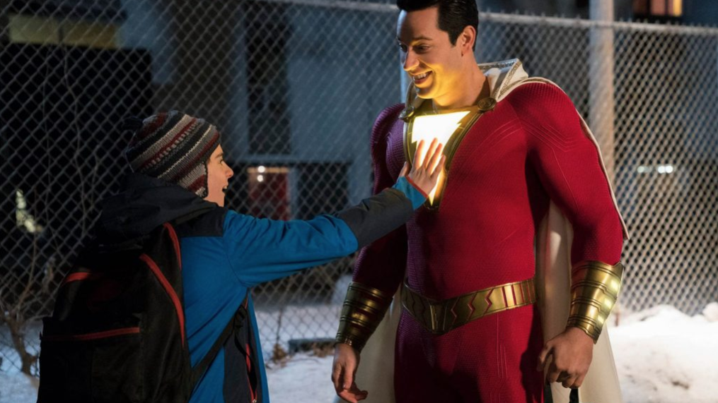 Copertina di Shazam!, la recensione: un fulmine a ciel sereno nell'universo DC