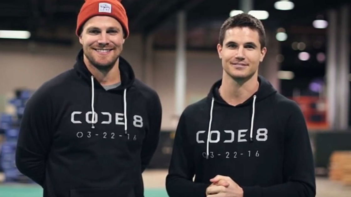 Copertina di Al via le riprese di Code 8, il nuovo sci-fi di Robbie e Stephen Amell