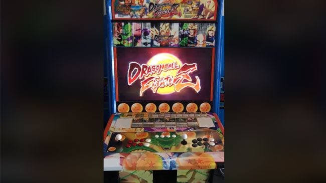 Copertina di Dragon Ball FighterZ: il cabinato arcade costruito dai fan