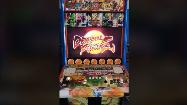 Copertina di Dragon Ball FighterZ: il cabinato arcade costruito dai fan