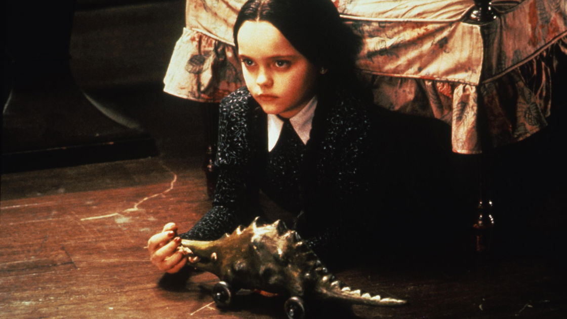 Copertina di Cosa sappiamo su Wednesday, la serie Netflix di Tim Burton su Mercoledì Addams