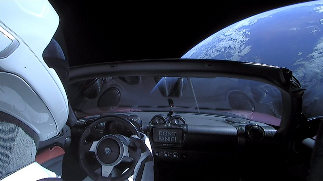 Copertina di Starman e la Tesla Roadster di Elon Musk hanno completato la prima orbita attorno al Sole