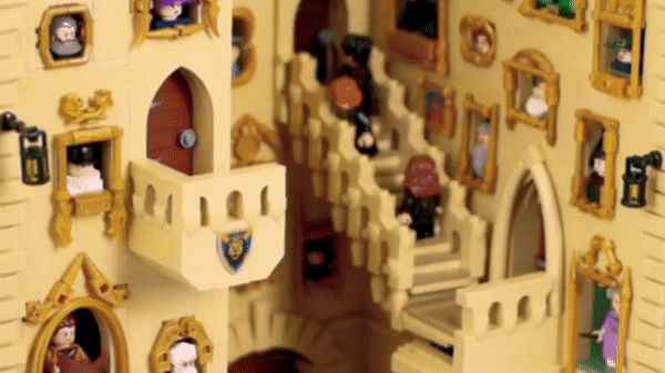 Copertina di Harry Potter: un fan crea Hogwarts LEGO con scale e quadri che si muovono