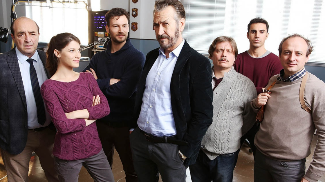 Copertina di Rocco Schiavone, i colleghi di Aosta e gli amici di Roma: tutti gli attori della serie e i loro personaggi