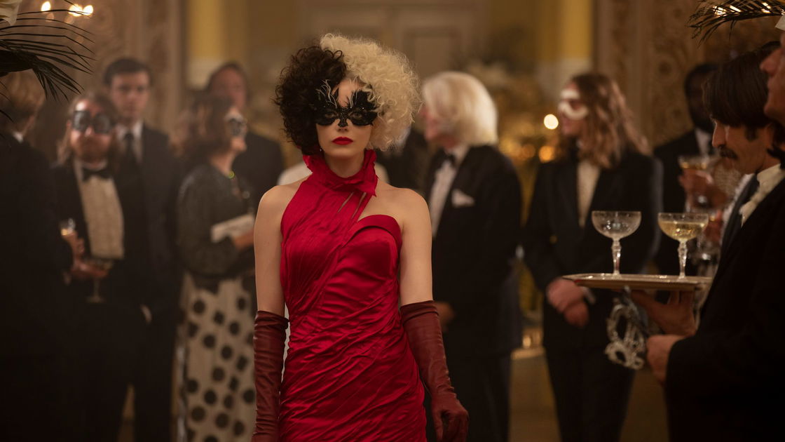 Copertina di Crudelia: nel primo trailer Emma Stone è una giovane e folle Crudelia De Mon