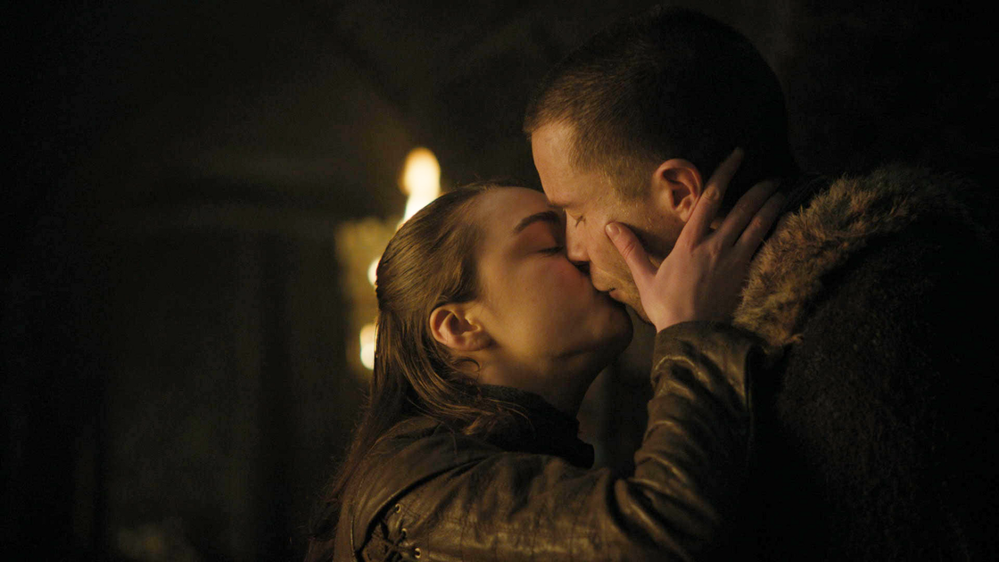 Εξώφυλλο του Game of Thrones, η Arya και ο Gendry ανάμεσα σε μυθιστορήματα και σειρές