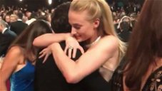 Copertina di Gli Emmy 2019 sono la prima apparizione di Kit Harington dopo il rehab: l'abbraccio con Sophie Turner diventa virale