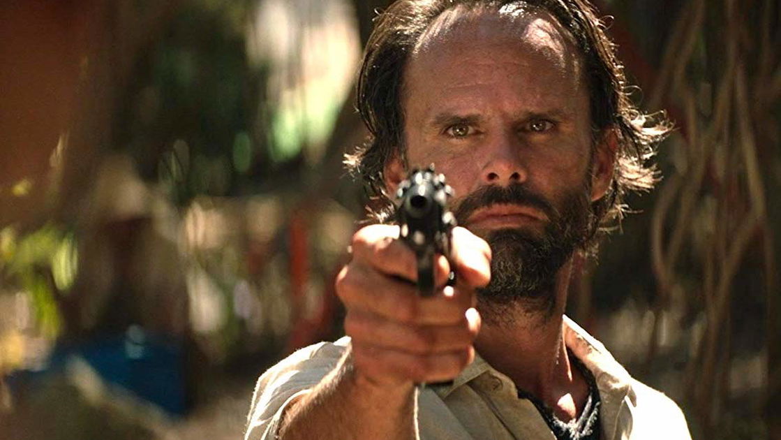 Copertina di Fatman, Walton Goggins proverà ad uccidere Babbo Natale nel film con Mel Gibson
