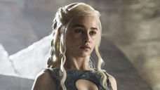 Cover of "Bassa e squat": Emilia Clarke insulted on live TV