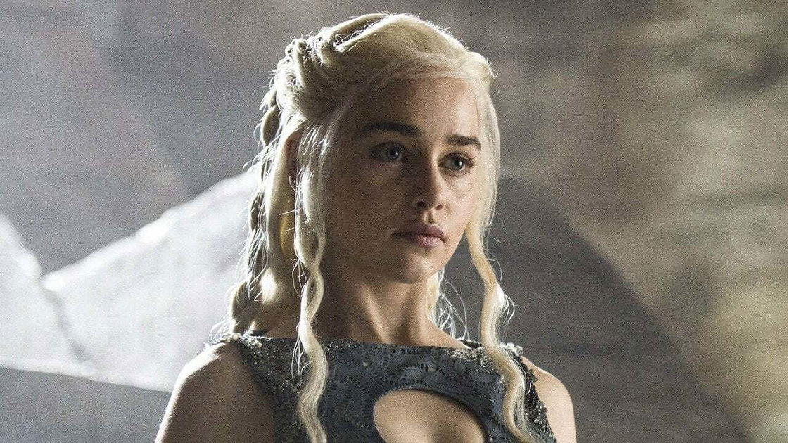Copertina di "Bassa e tozza": Emilia Clarke insultata in diretta TV