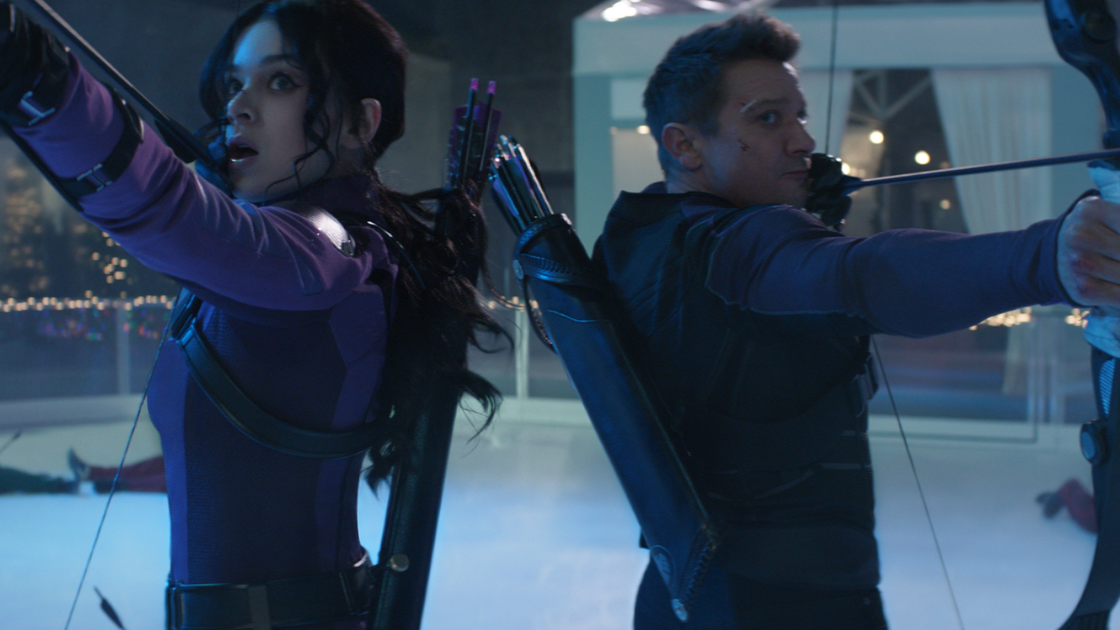 Copertina di Hawkeye, la recensione in anteprima dei primi due episodi: l'MCU torna a far battere il suo cuore