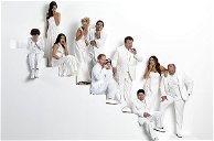 Copertina di Modern Family riproduce la foto di gruppo, uguale a 10 anni prima
