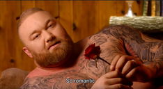 Copertina di La Montagna di Game of Thrones legge biglietti d'amore in un imperdibile video