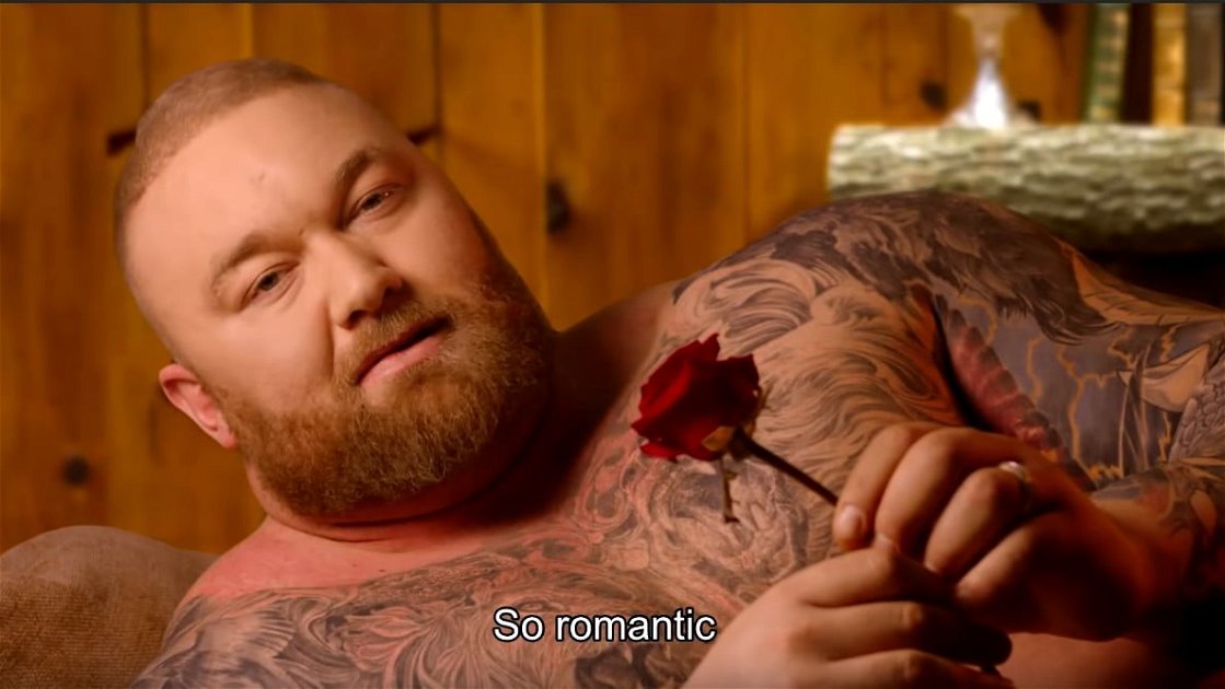 Copertina di La Montagna di Game of Thrones legge biglietti d'amore in un imperdibile video