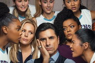 Copertina di Big Shot: cosa sappiamo della dramedy con John Stamos su Disney+