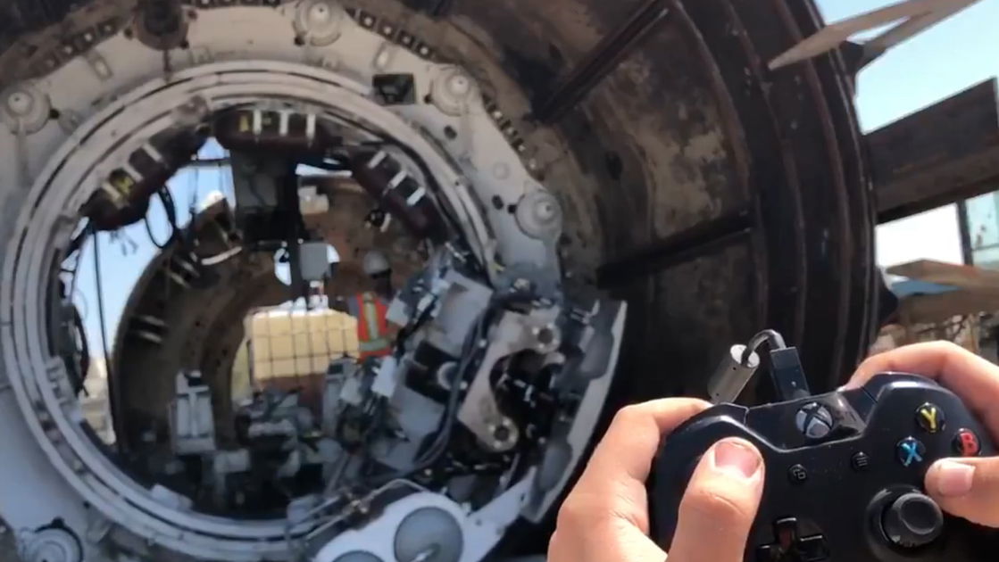 Copertina di The Boring Company: un controller Xbox per comandare i macchinari