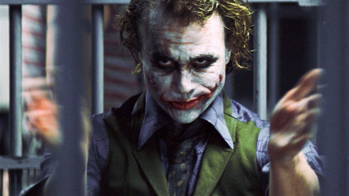 Copertina di Il Cavaliere Oscuro: Warner avrebbe voluto includere le origini del Joker