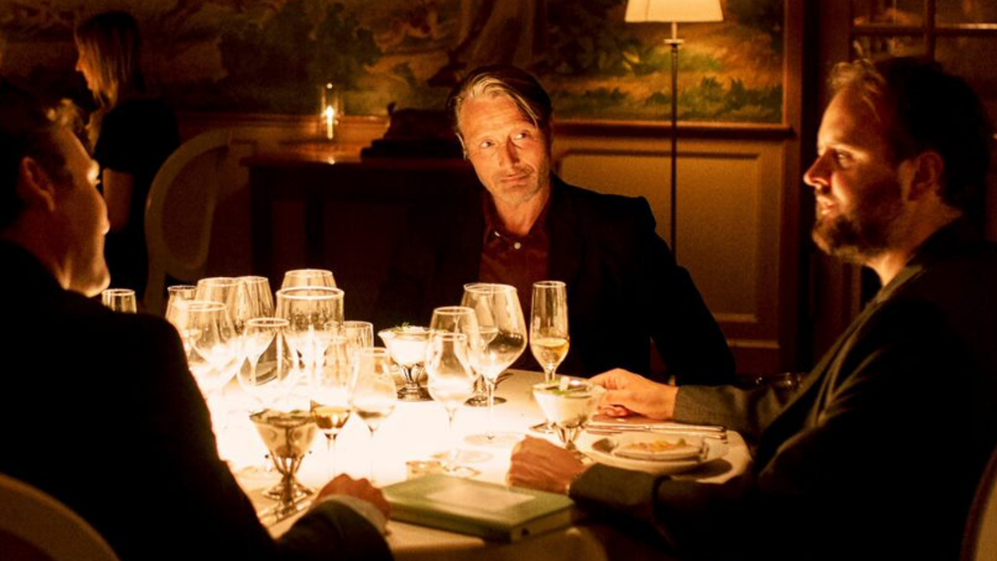 Copertina di Un altro giro, il film vincitore di un Oscar con Mads Mikkelsen, uscirà a maggio (e solo in sala)