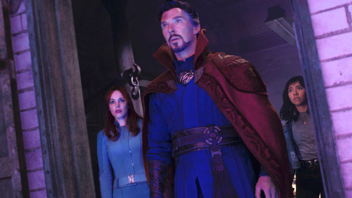 Copertina di Doctor Strange 2: Sam Raimi sta cercando di mettere insieme i pezzi di un film complesso