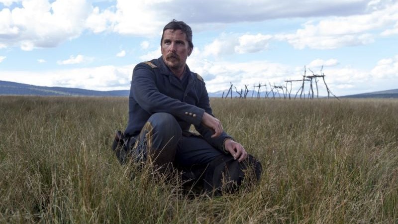 Copertina di Christian Bale nella prima immagine ufficiale di Hostiles, il nuovo film di Scott Cooper