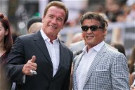 Copertina di Schwarzenegger fa gli auguri a Stallone per Rambo (e prende in giro il suo coltelli) [VIDEO]