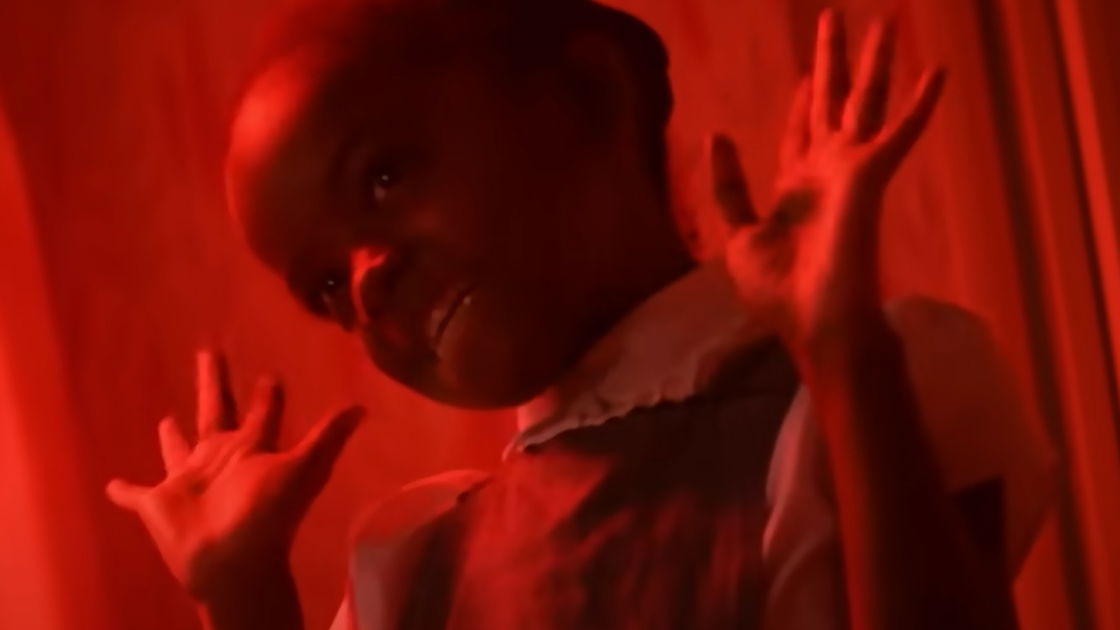 Copertina di Them: la nuova serie Amazon si rivela in un teaser inquietante (e fa pensare ad American Horror Story e Noi)
