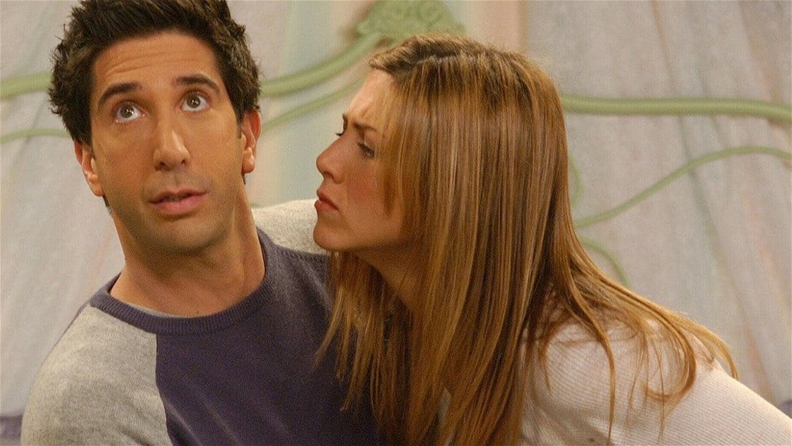 Copertina di Friends, chi ha baciato chi e quando? I baci di Rachel, Ross, Monica, Chandler, Joey e Phoebe