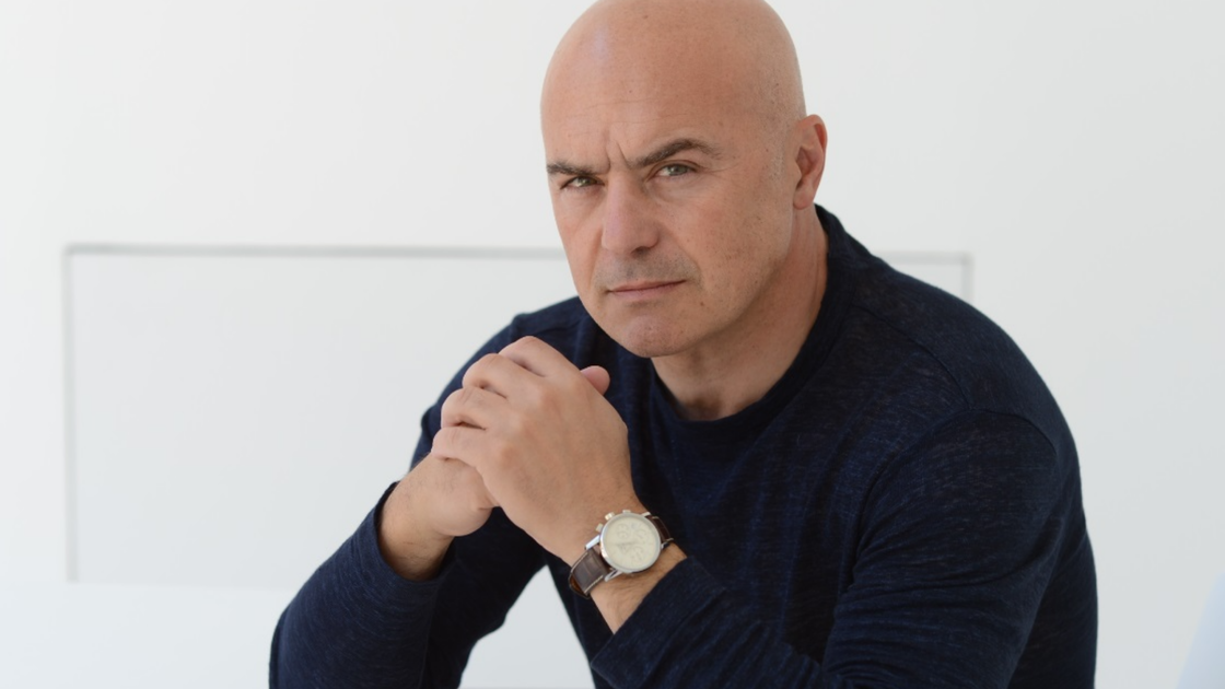 Copertina di Dopo Montalbano, Luca Zingaretti diventa Il Re: l'attore è sul set per il prison drama italiano di Sky