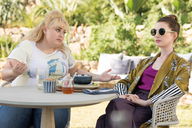Copertina di The Hustle: il trailer del film con Anne Hathaway e Rebel Wilson