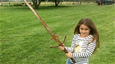 Copertina di Bambina inglese trova la sua spada Excalibur in un lago leggendario