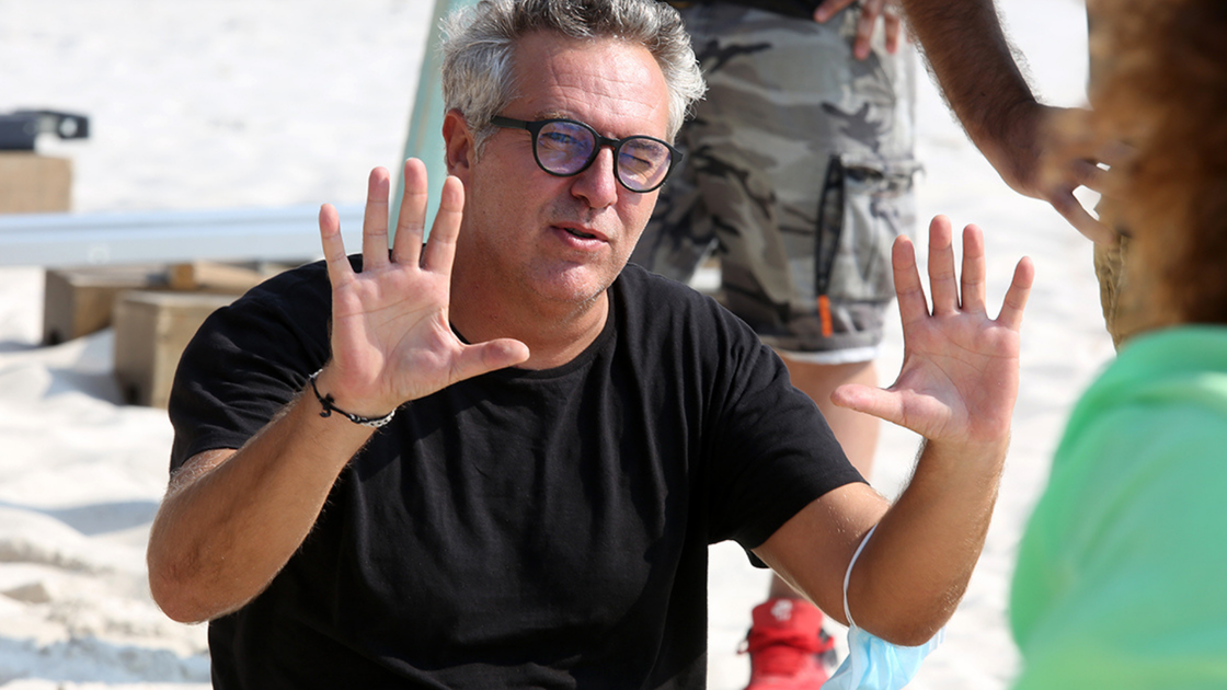 Εξώφυλλο από τον Rocco Schiavone με παλτό και μάσκα: Η Simone Spada αφηγείται τις προκλήσεις της σεζόν 4, γυρίστηκε το καλοκαίρι της πανδημίας