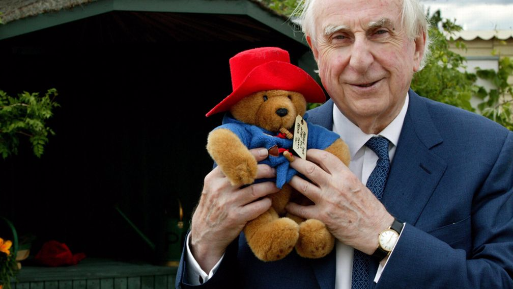 Copertina di Michael Bond, il padre dell'Orso Paddington, è morto a 91 anni