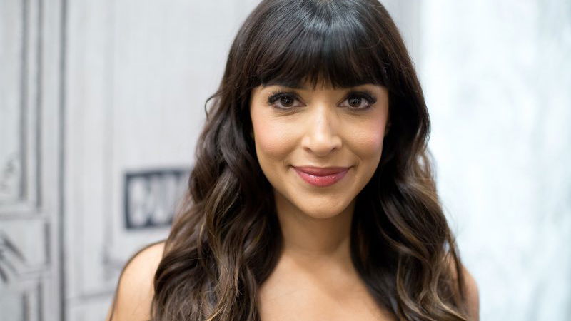 Copertina di Hannah Simone, da New Girl al reboot di Ralph Supermaxieroe
