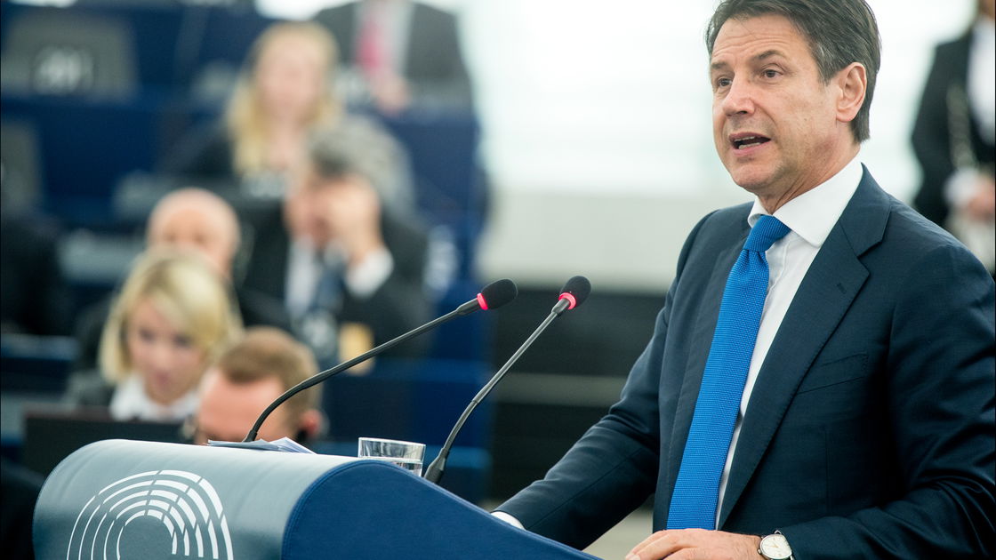 Copertina di Su Twitter impazzano fanvideo e MEME dedicati a Giuseppe Conte