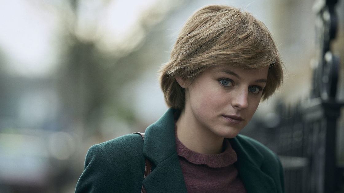 Copertina di The Crown 4: Emma Corrin finì in ospedale dopo aver girato una scena in piscina