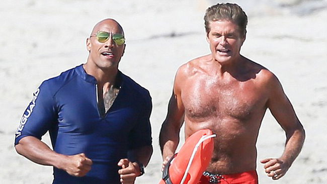 Copertina di David Hasselhoff e i suoi consigli a The Rock per il remake di Baywatch