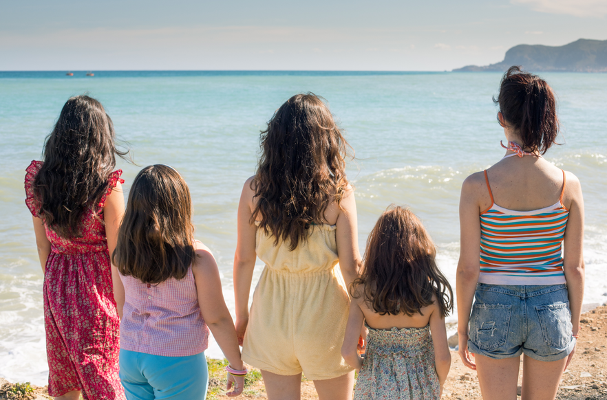 Copertina di Le sorelle Macaluso parte bene ma poi ricade in un'abbuffata di difetti italici: la recensione da Venezia 77
