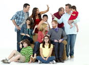 Copertina di Sarah Hyland torna a difendere lo stile Ariel Winter al party per la fine di Modern Family