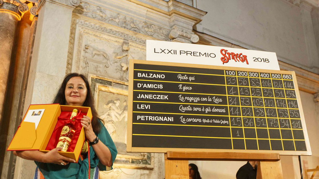 Copertina di Helena Janeczek vince lo Strega 2018: dopo 15 anni il premio torna a una donna