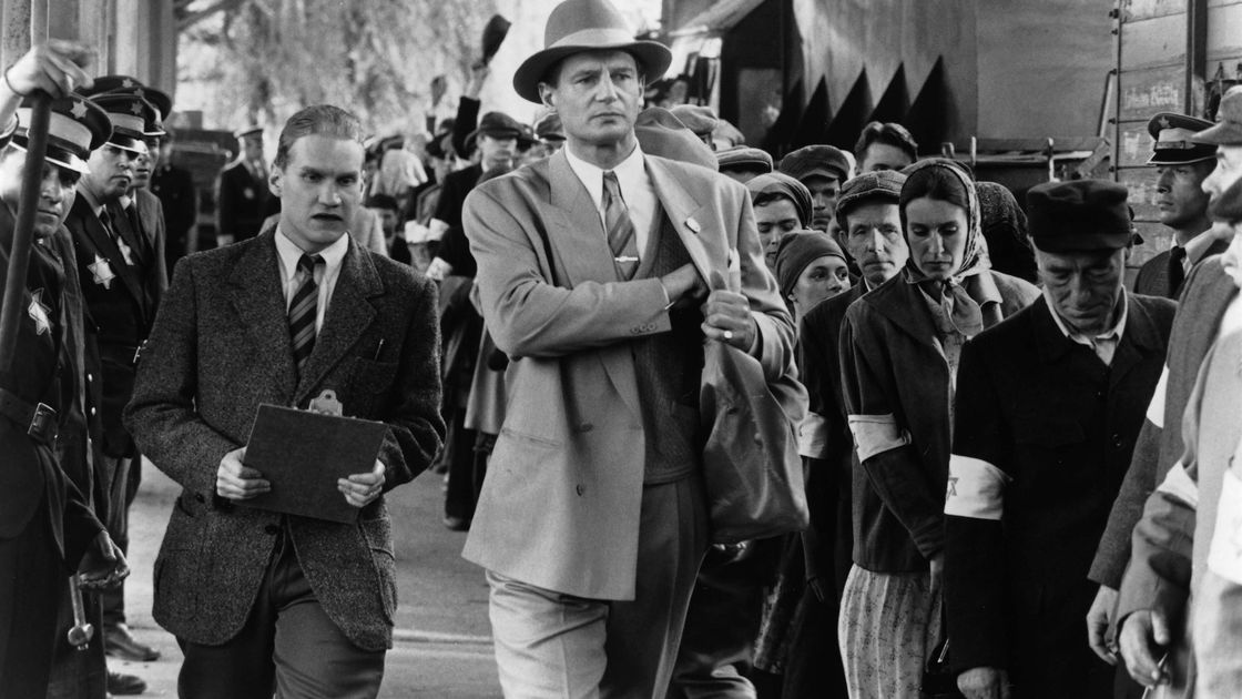 Copertina di Schindler's List, le frasi più belle del capolavoro di Steven Spielberg
