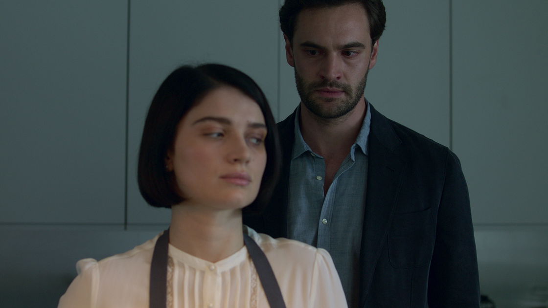 Copertina di Dietro i suoi occhi: la miniserie Netflix spreca la storia di ossessione di Sarah Pinborough (e il suo finale sconvolgente)