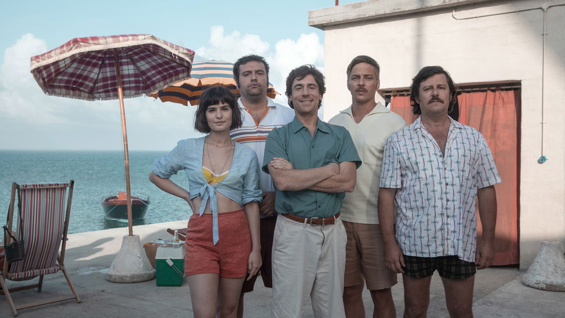 Copertina di L'incredibile storia dell'Isola delle Rose: le vere vicende dietro la commedia di Netflix