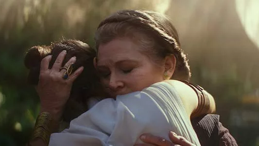 Copertina di Carrie Fisher e le imprecazioni nell'orecchio di Daisy Ridley durante quell'abbraccio nel trailer di Star Wars 9