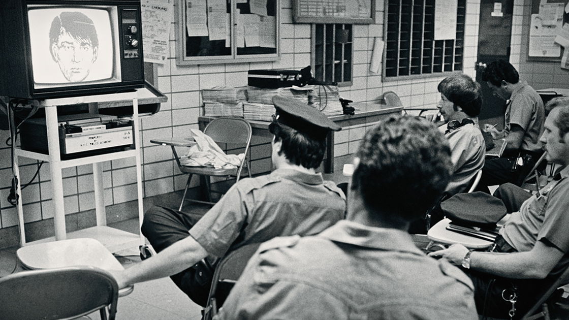 Copertina di I figli di Sam: verso le tenebre, la docuserie Netflix riporta alla ribalta il caso del serial killer Son of Sam (che appare in Mindhunter)