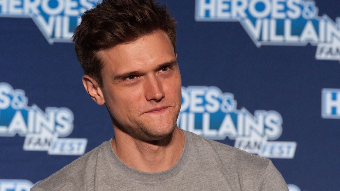 Copertina di Hartley Sawyer licenziato da The Flash per tweet dal contenuto violento e offensivo