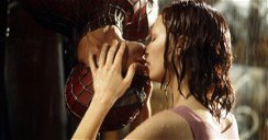 Copertina di Tobey Maguire stava 'mezzo affogando' durante l'iconica scena del bacio di Spider-Man