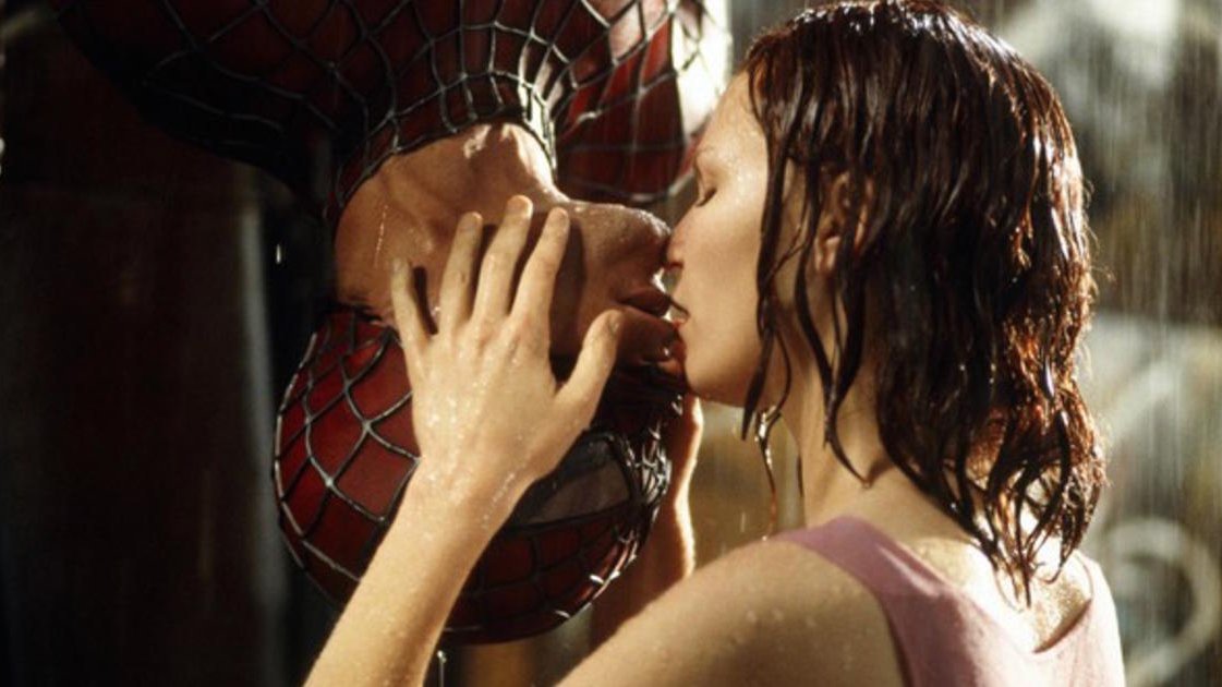 Copertina di Tobey Maguire stava 'mezzo affogando' durante l'iconica scena del bacio di Spider-Man