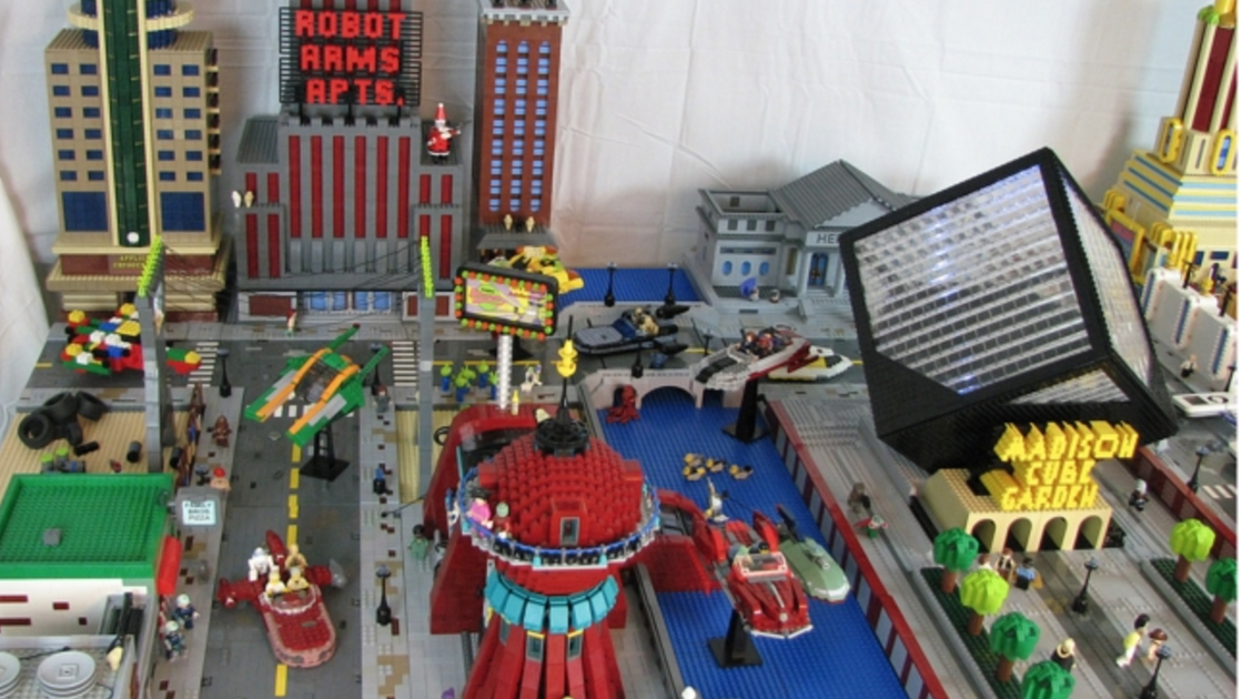 Copertina di Futurama: ricreata la sede della Planet Express con i LEGO