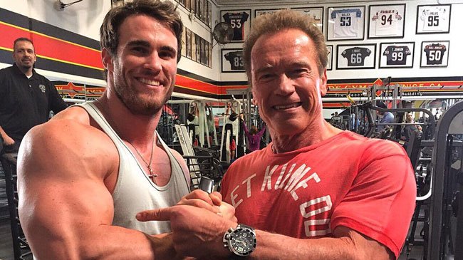 Copertina di Calum Von Moger sarà il giovane Arnold Schwarzenegger in Bigger